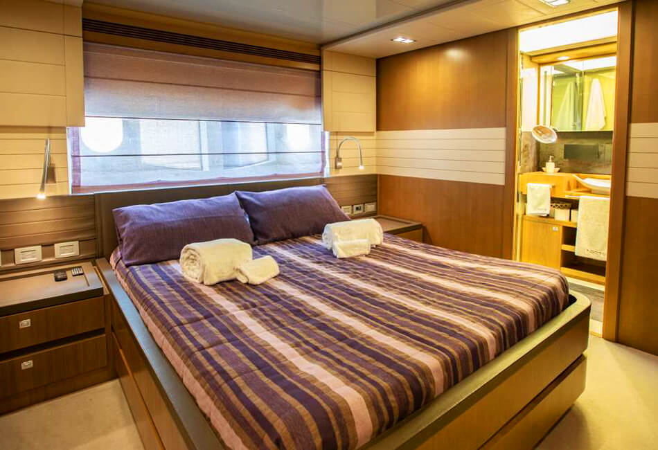 101 Ft Ferretti Custom Line 100 
