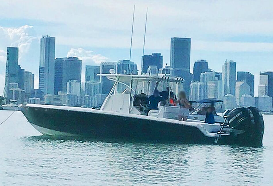 35-stopowa łódź motorowa z konsolą środkową 