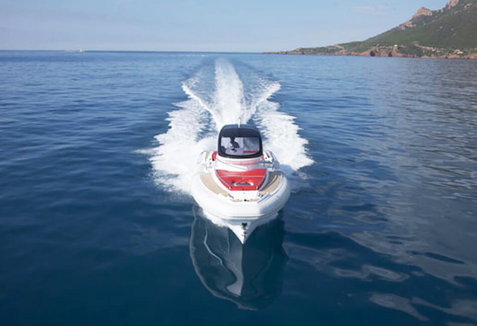 Barco a motor Pirelli P1100 de 37,3 pés 