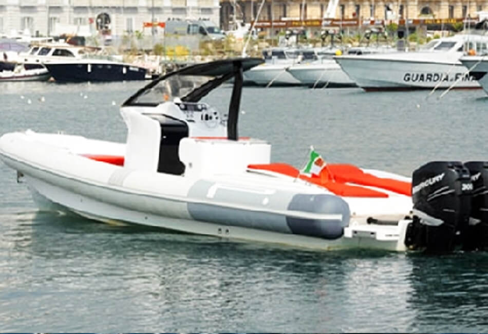 37,3 fot Pirelli P1100 motorbåt 