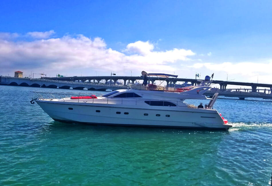 Yacht à moteur de luxe Ferretti Flybridge de 60 pieds 