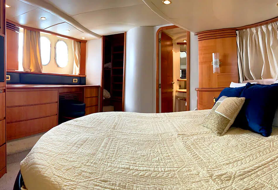 65 Ft Azimut 62 Luxury Yacht (with Skipper)