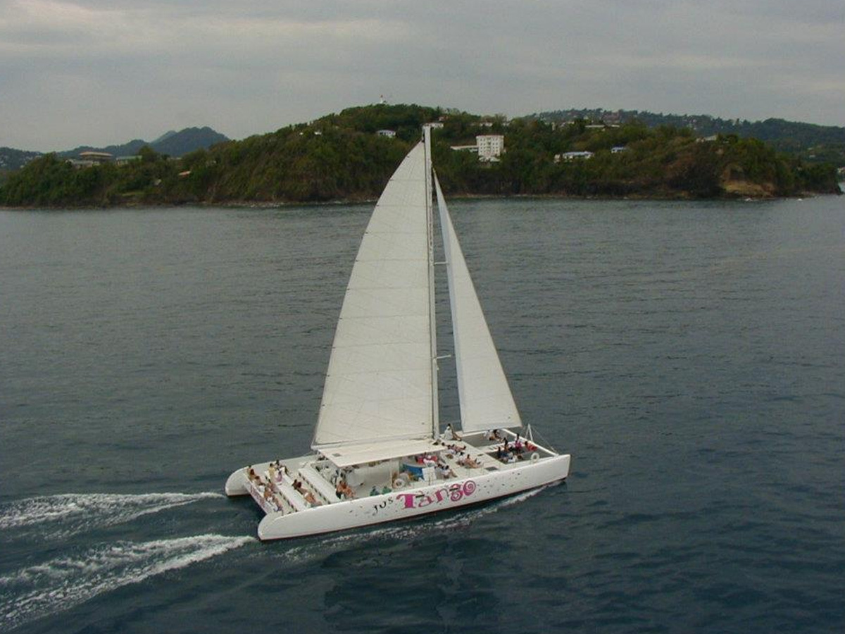 Catamaran cu pânze de 65 ft 