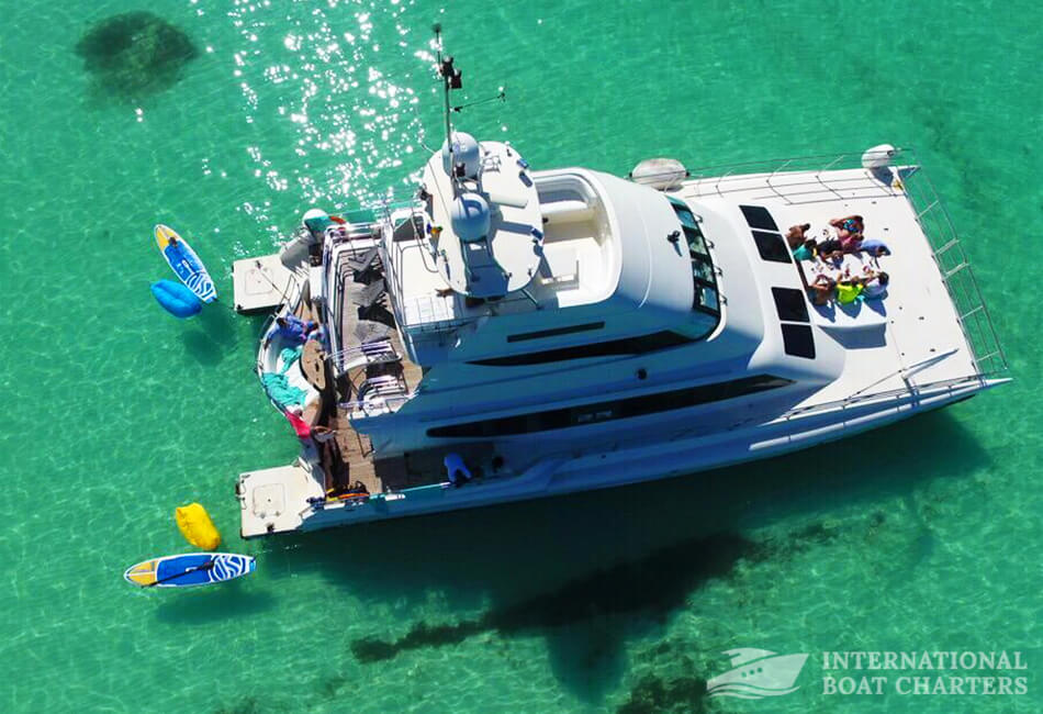 Catamaranul de lux VIP Bolder de 74 de ft